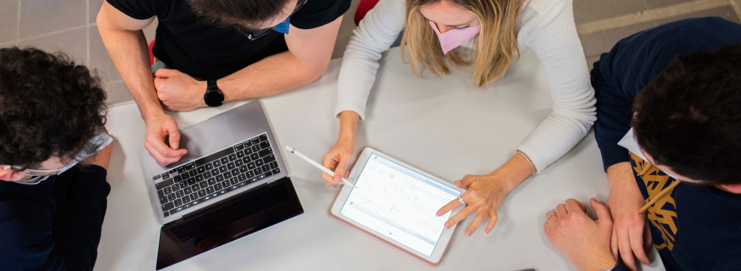 Foto di un gruppo di studenti che studiano